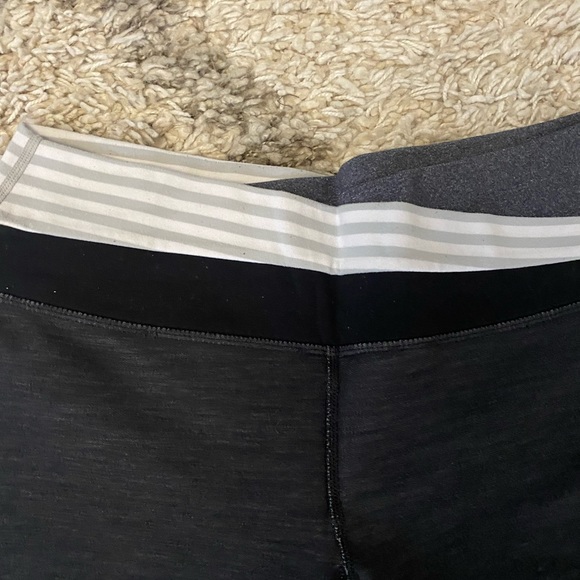 Lululemon Wunder Under cropped leggings. Size 6 - Picture 3 of 5